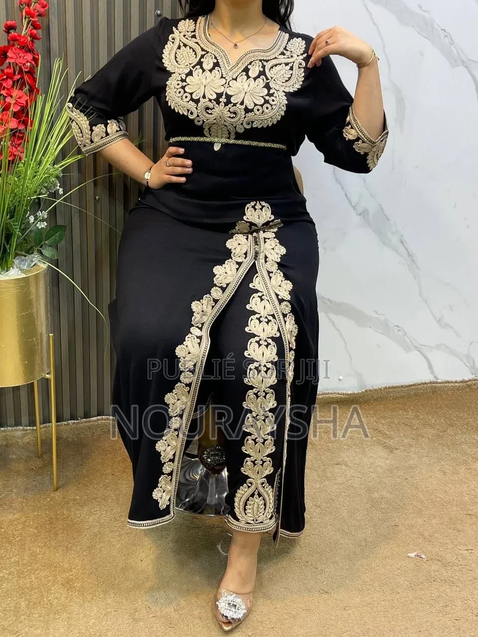 Ensemble Grande Dame Marocaine Tissu Lain Avec De La Broderie HC