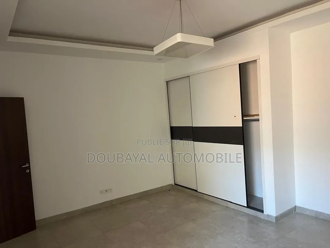 3chbre Appartement dans Point E, Dakar Plateau à Louer