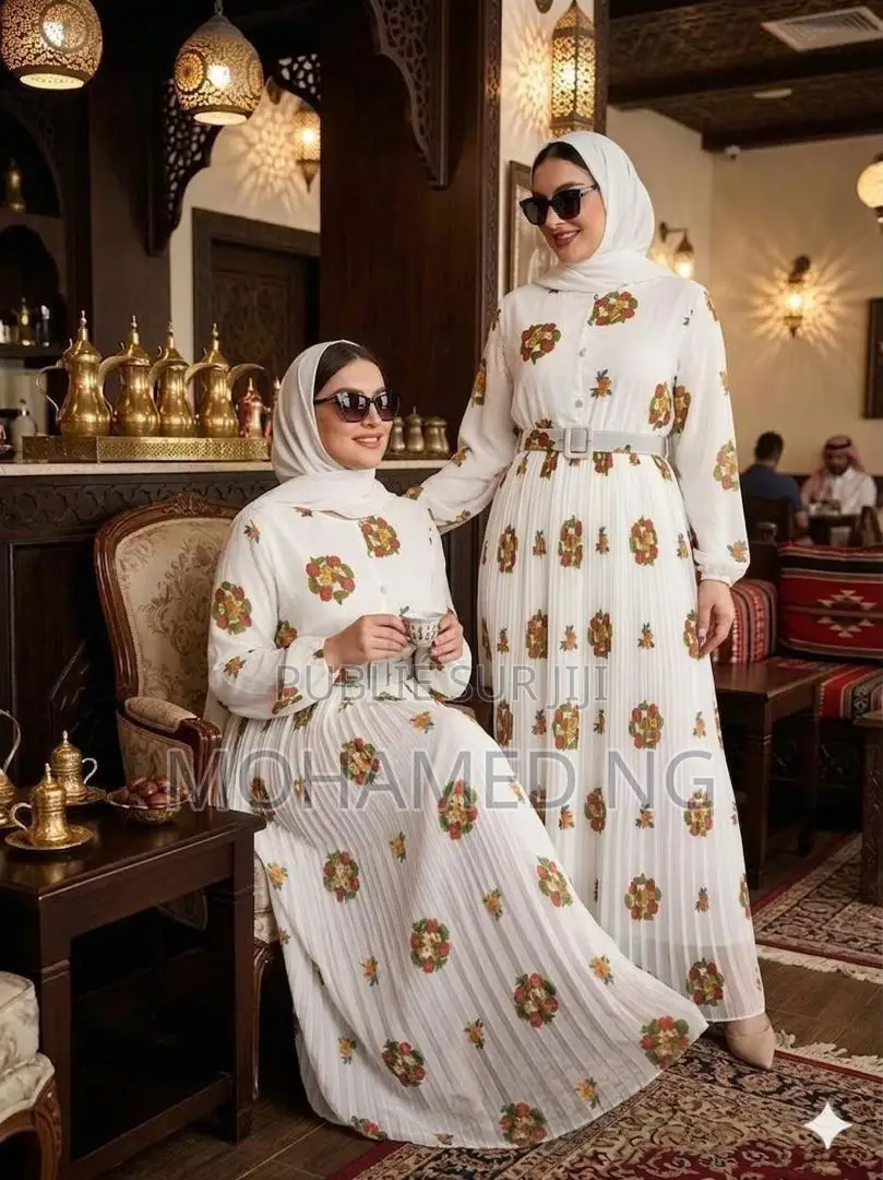 Robe Longue Fleurie Élégante Avec Hijab Assorti