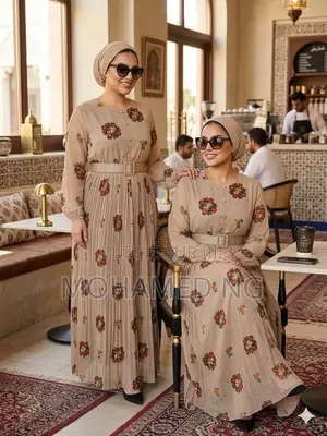 Robe Longue Fleurie Élégante Avec Hijab Assorti