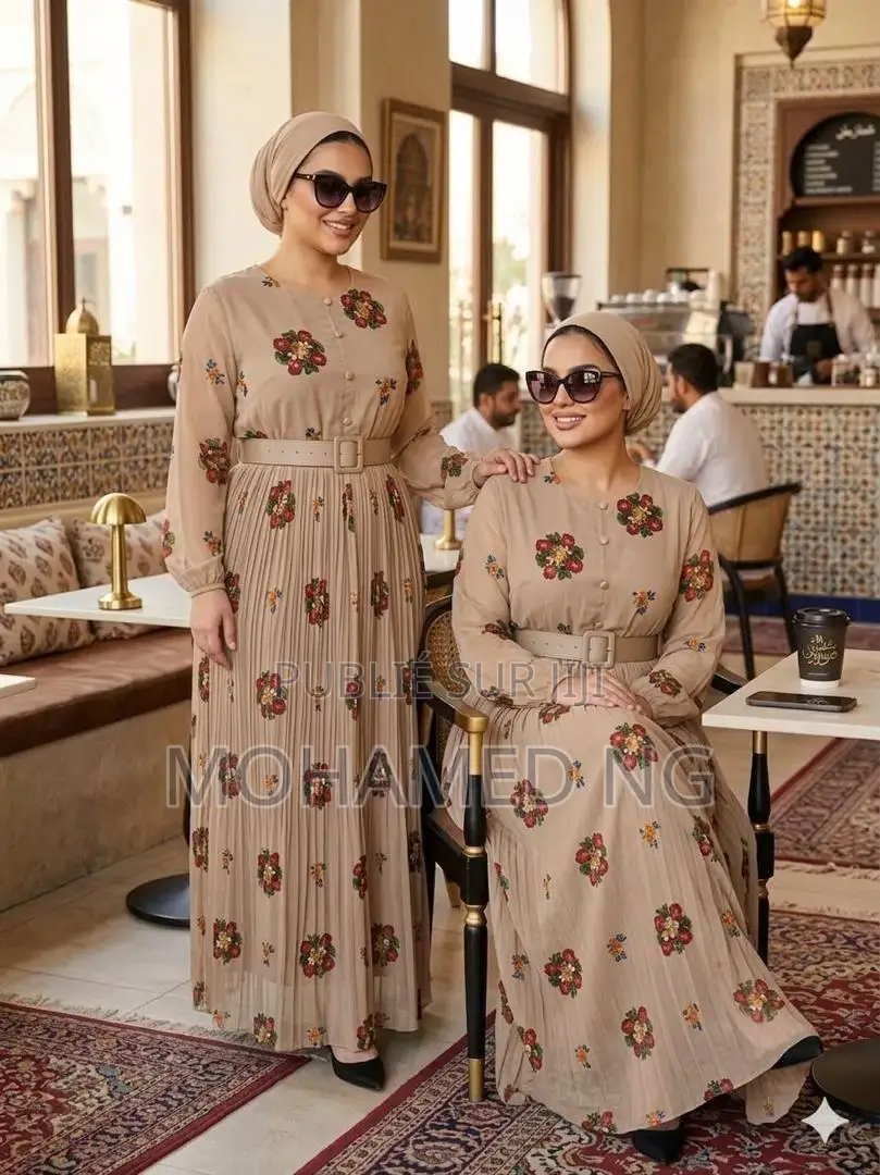 Robe Longue Fleurie Élégante Avec Hijab Assorti