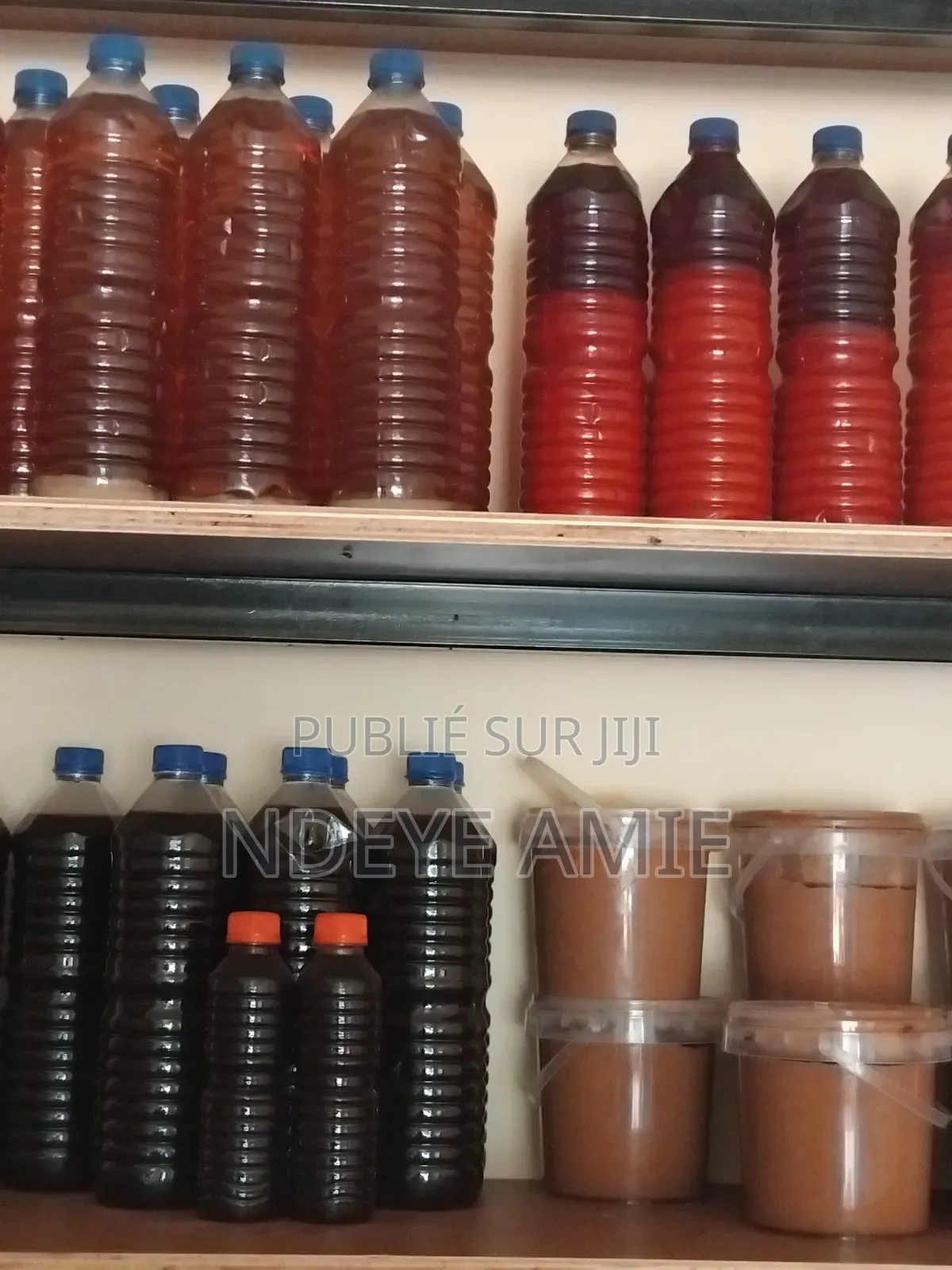 Vente De Produits Casamançais Et Des Poulets Et Poisson, Du Jus