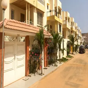 Cherche Femme De Ménage, Répétiteur, Chauffeur Et Bien D'autres.