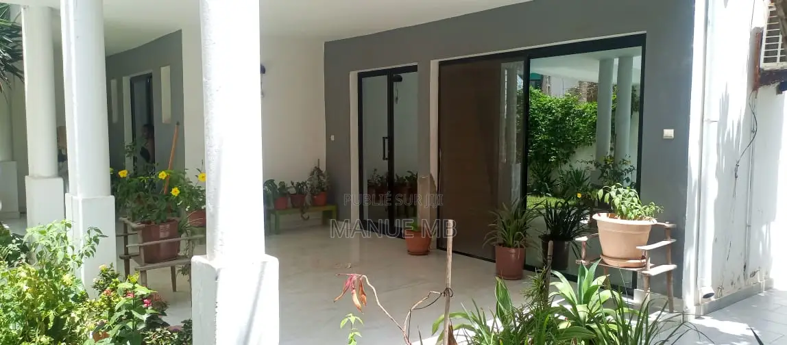 9chbre Villa dans Patricia, Almadies à Vendre