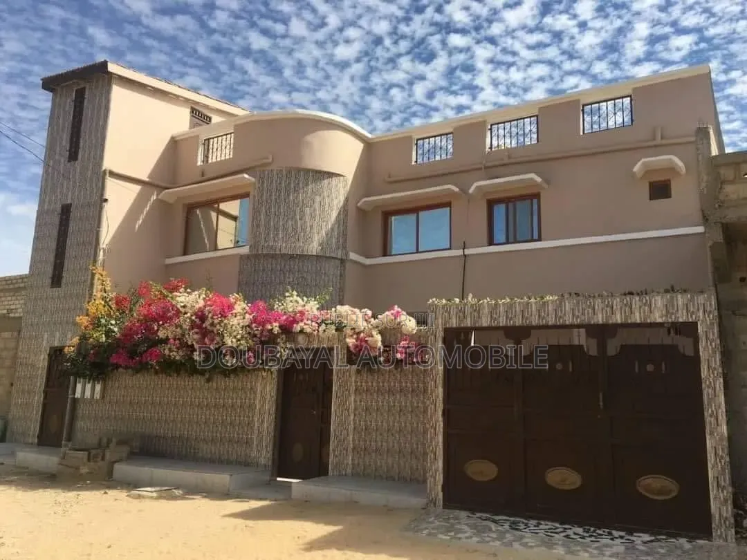 4chbre Villa dans Saly, Mermoz Sacré-Cœur à Vendre