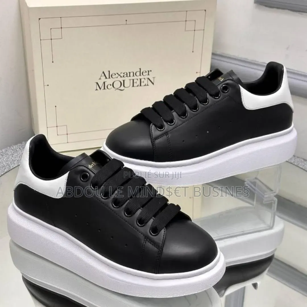 McQueen Demi-Noir-Blanc Disponible