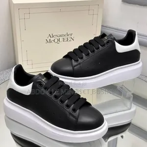 McQueen Demi-Noir-Blanc Disponible