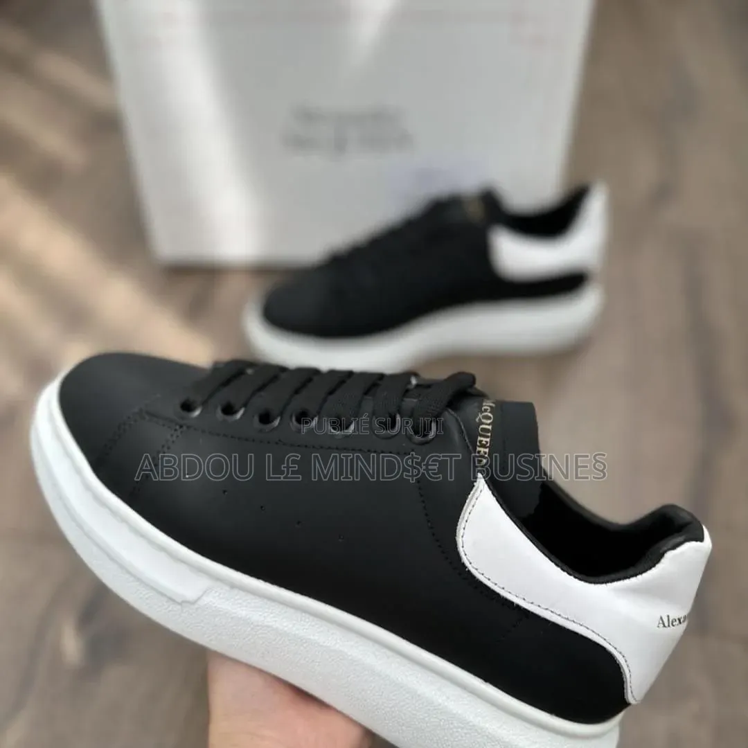 McQueen Demi-Noir-Blanc Disponible