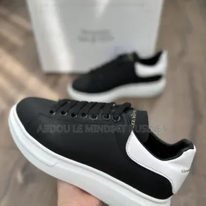 McQueen Demi-Noir-Blanc Disponible