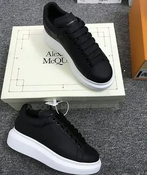 McQueen Demi-Noir-Blanc Disponible