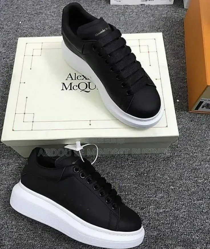 McQueen Demi-Noir-Blanc Disponible