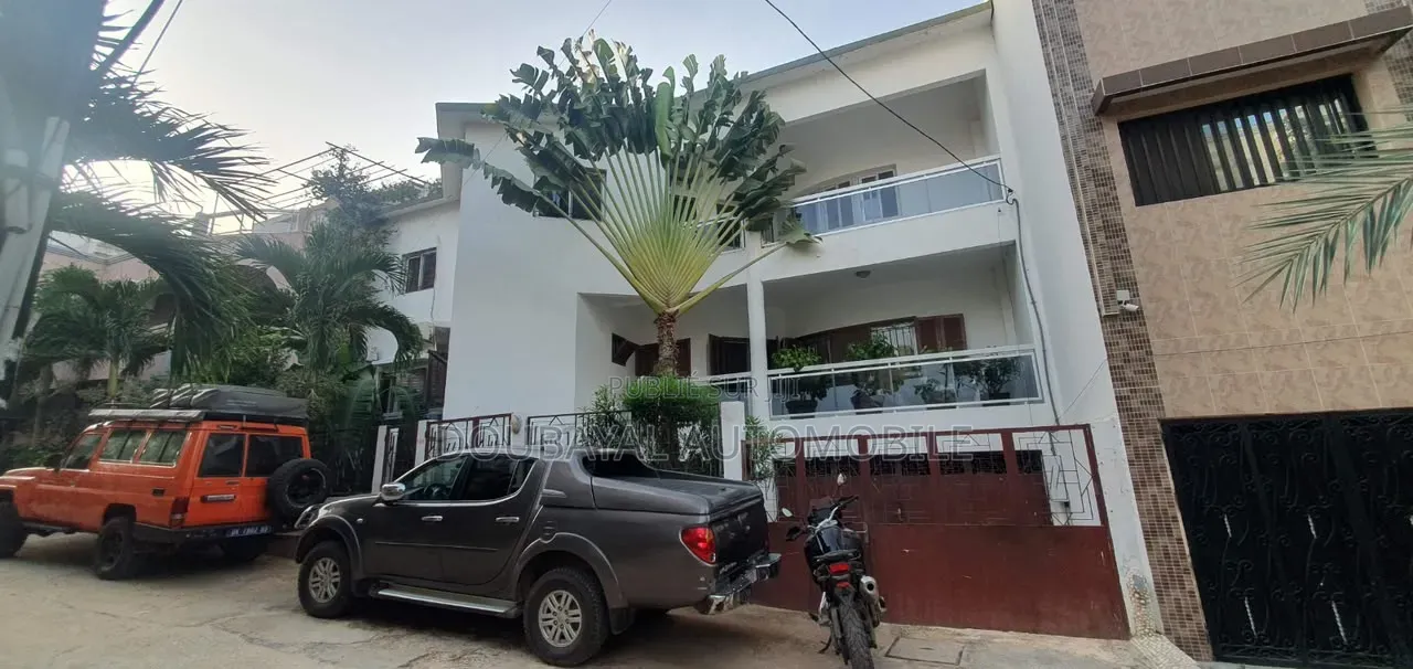 6chbre Villa dans Cité Aéroport – Cité à Vendre