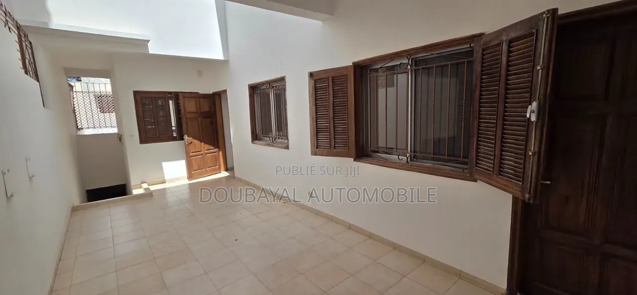 6chbre Villa dans Cité Aéroport – Cité à Vendre