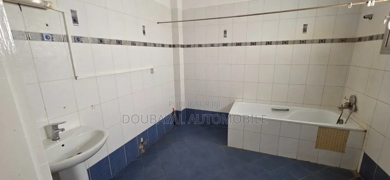6chbre Villa dans Cité Aéroport – Cité à Vendre