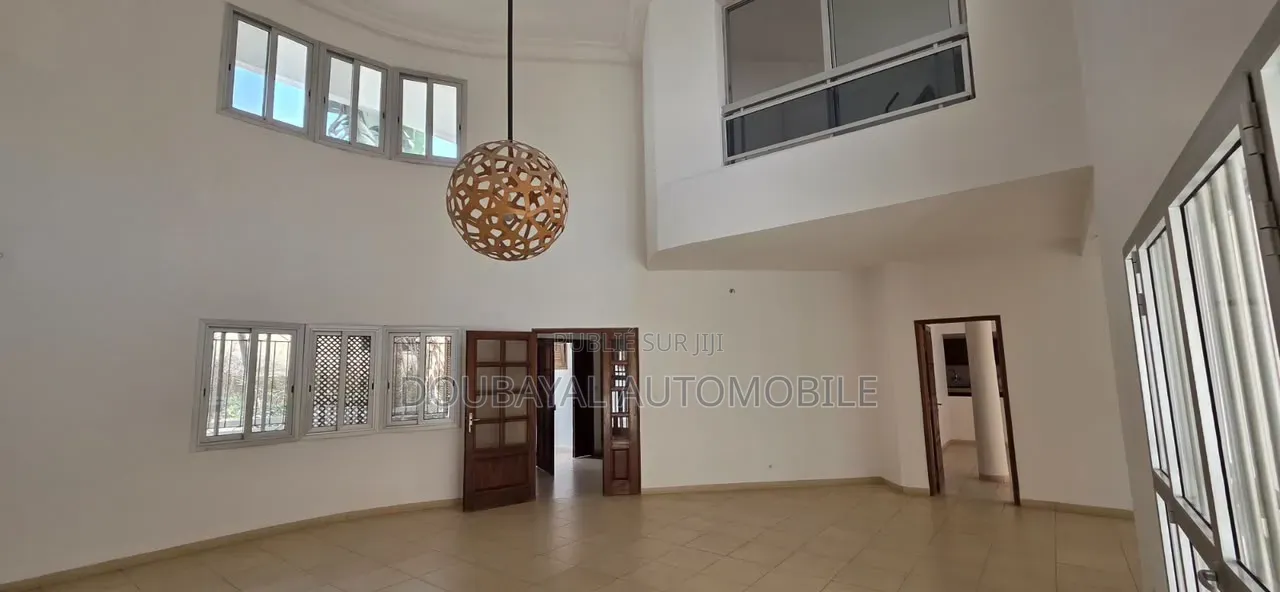 6chbre Villa dans Cité Aéroport – Cité à Vendre