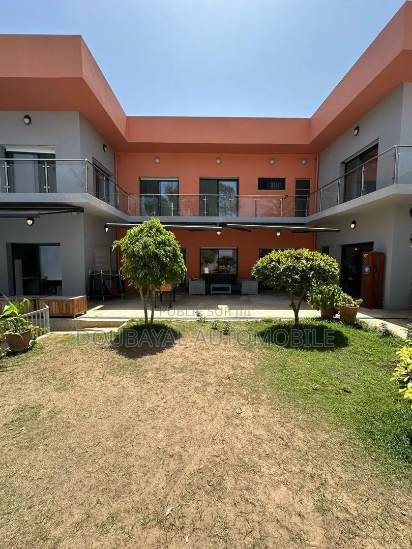5chbre Villa dans Yoff à Vendre