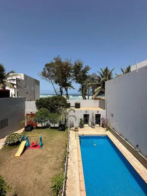 5chbre Villa dans Yoff à Vendre