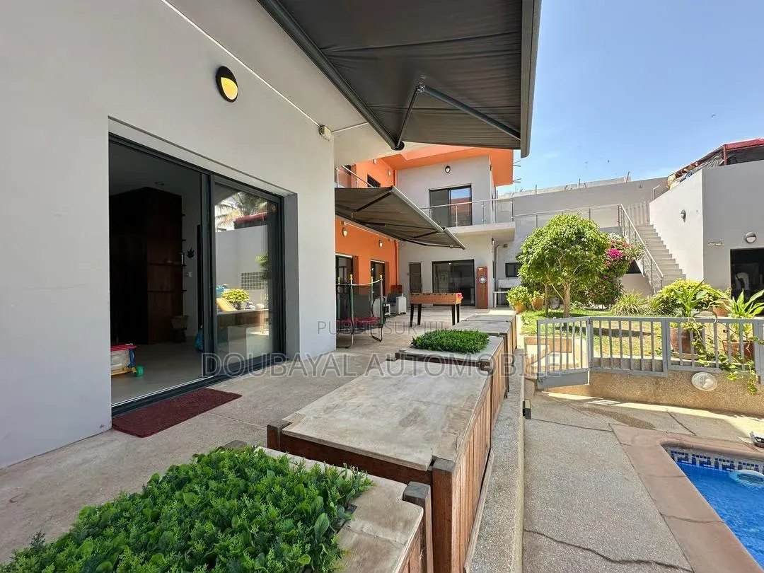 5chbre Villa dans Yoff à Vendre