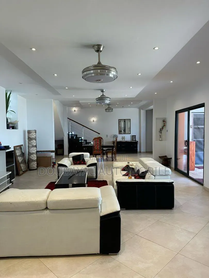 5chbre Villa dans Yoff à Vendre