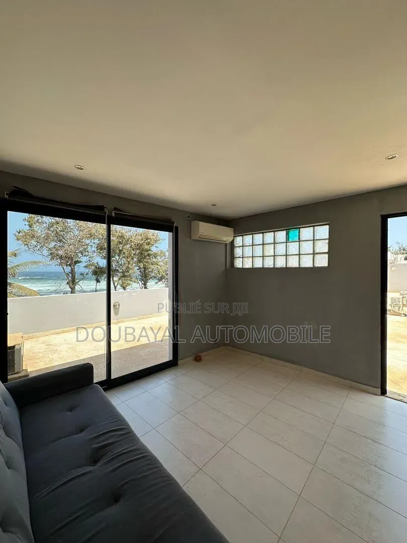 5chbre Villa dans Yoff à Vendre