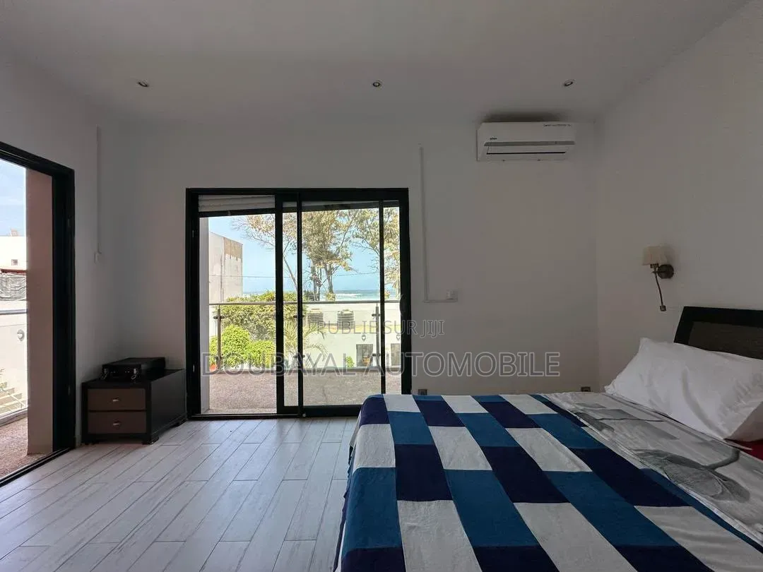 5chbre Villa dans Yoff à Vendre