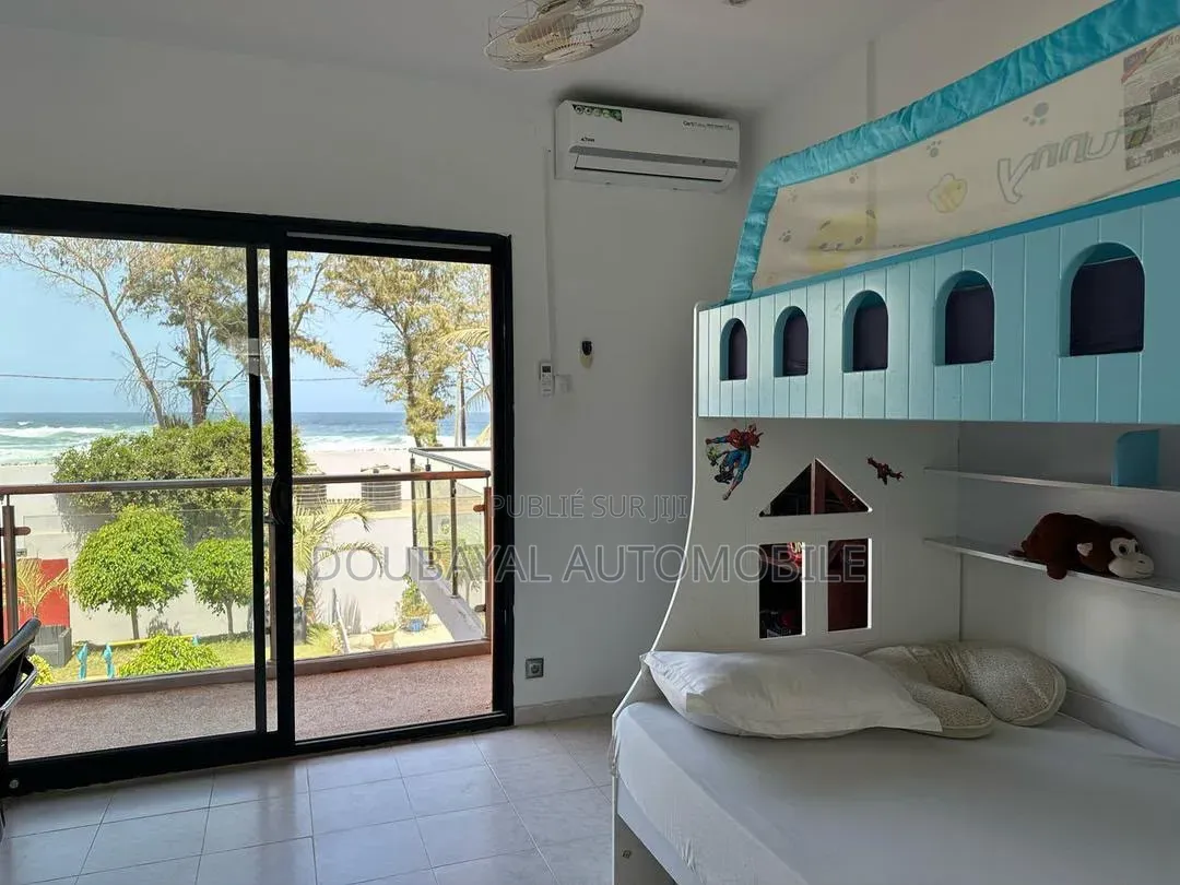 5chbre Villa dans Yoff à Vendre