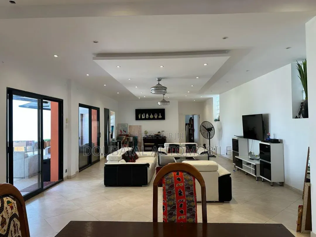 5chbre Villa dans Yoff à Vendre