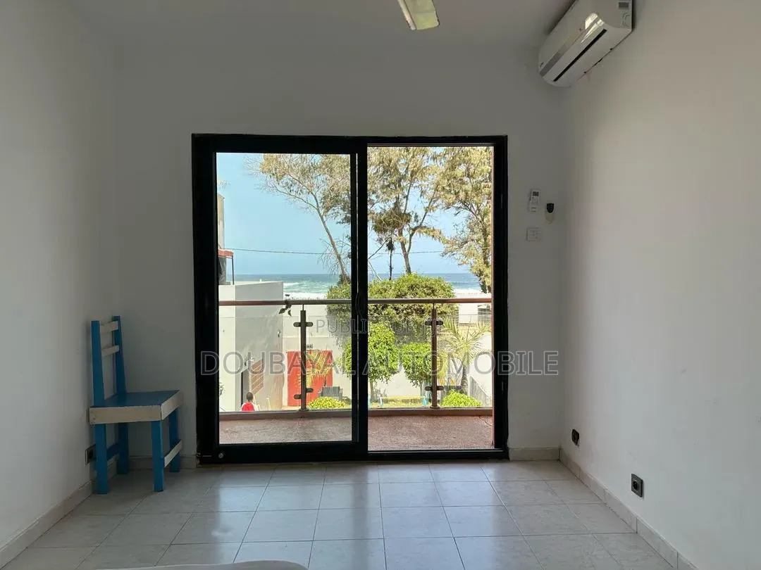 5chbre Villa dans Yoff à Vendre