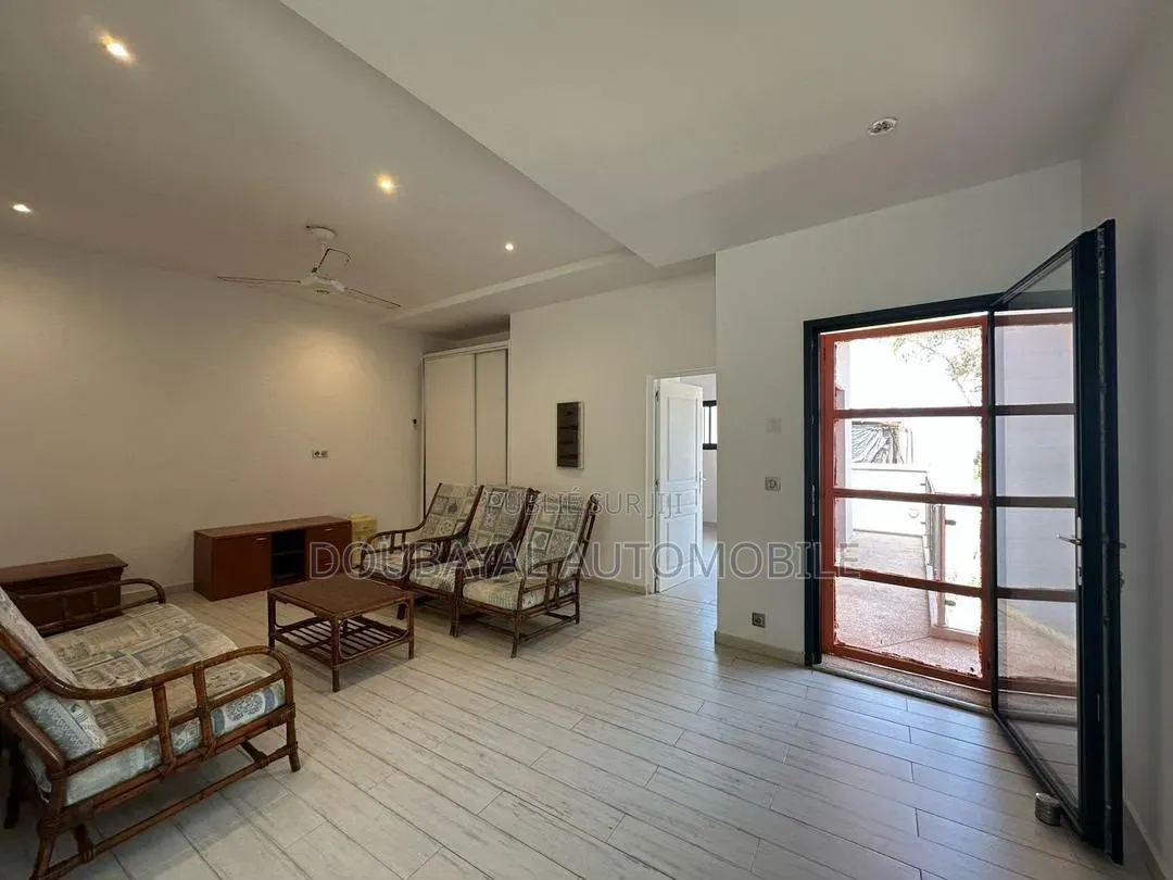 5chbre Villa dans Yoff à Vendre