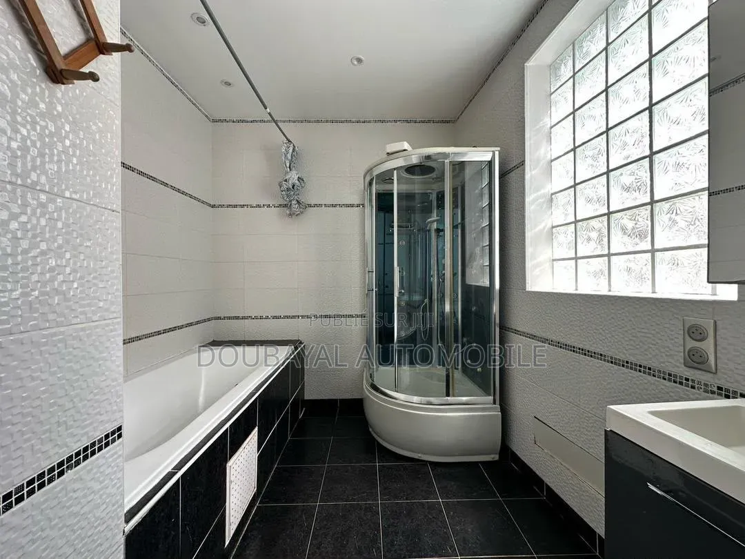 5chbre Villa dans Yoff à Vendre