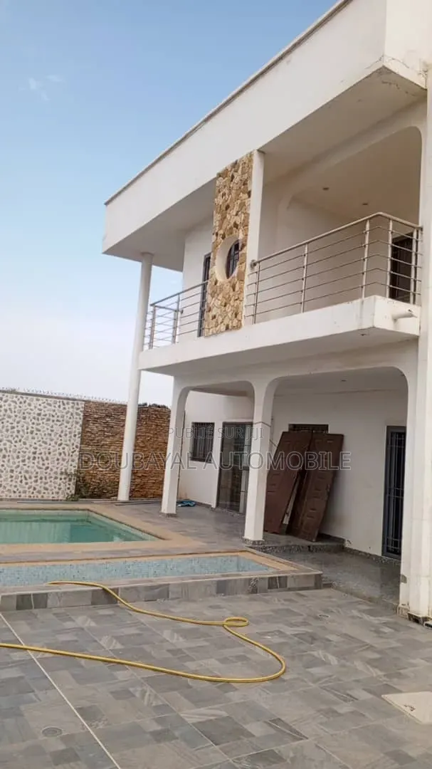 5chbre Villa dans Ngaparou, Thiès Sud à Vendre