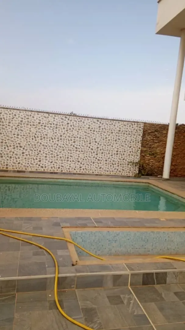 5chbre Villa dans Ngaparou, Thiès Sud à Vendre