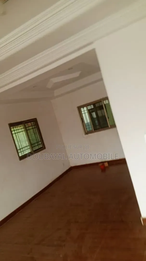 5chbre Villa dans Ngaparou, Thiès Sud à Vendre