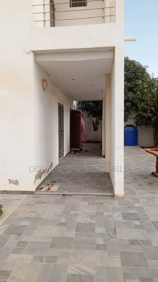 5chbre Villa dans Ngaparou, Thiès Sud à Vendre