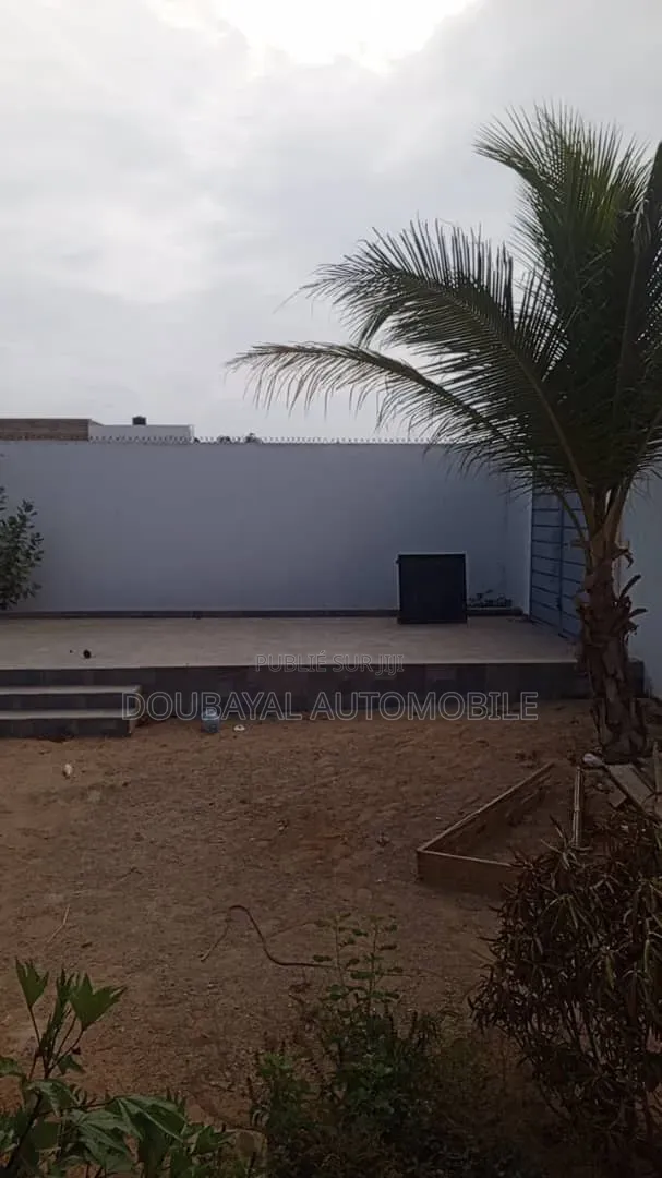 5chbre Villa dans Ngaparou, Thiès Sud à Vendre