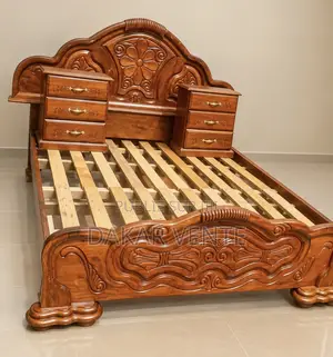 Lit Trois Places Avec 2 Commodes en Bois Massif
