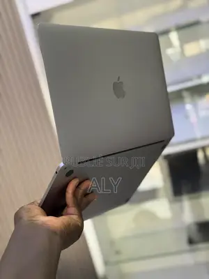 Nouveau Pomme MacBook Pro 2020 8GB Intel Core i5 SSD 256GB