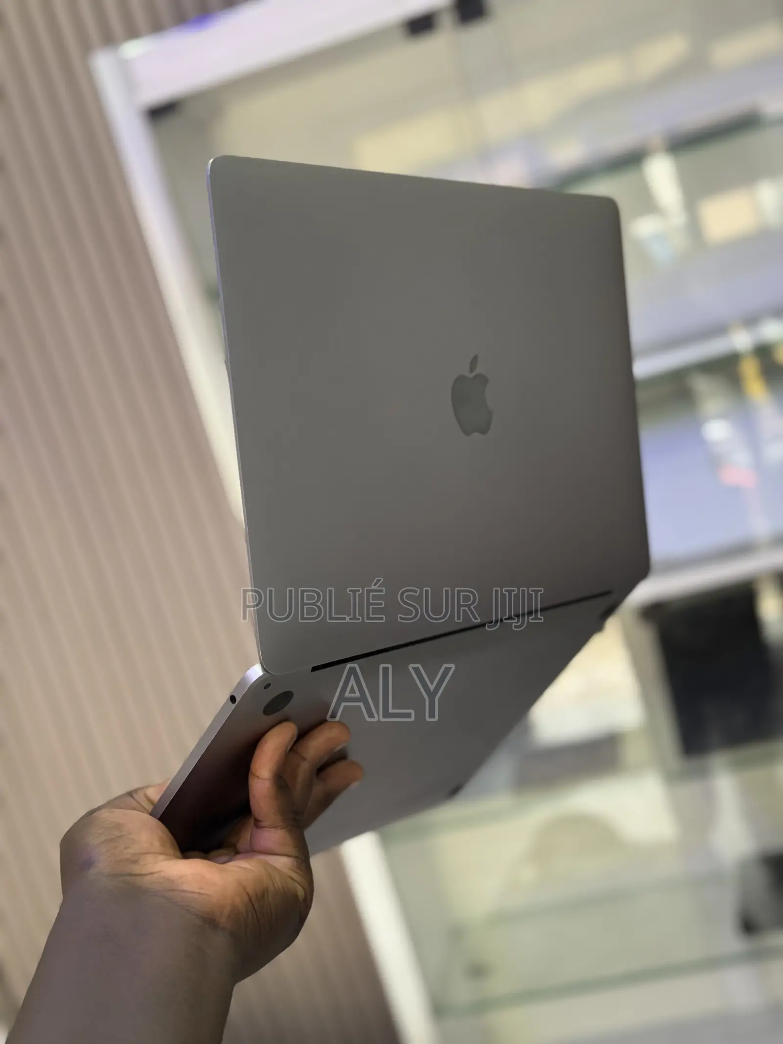 Nouveau Pomme MacBook Pro 2020 8GB Intel Core i5 SSD 256GB