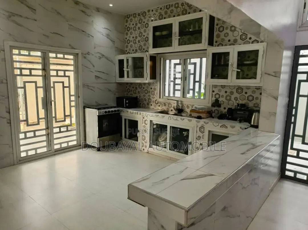 Meublé 3chbre Villa dans Saly Diambare Villa, Thiès Sud à Vendre
