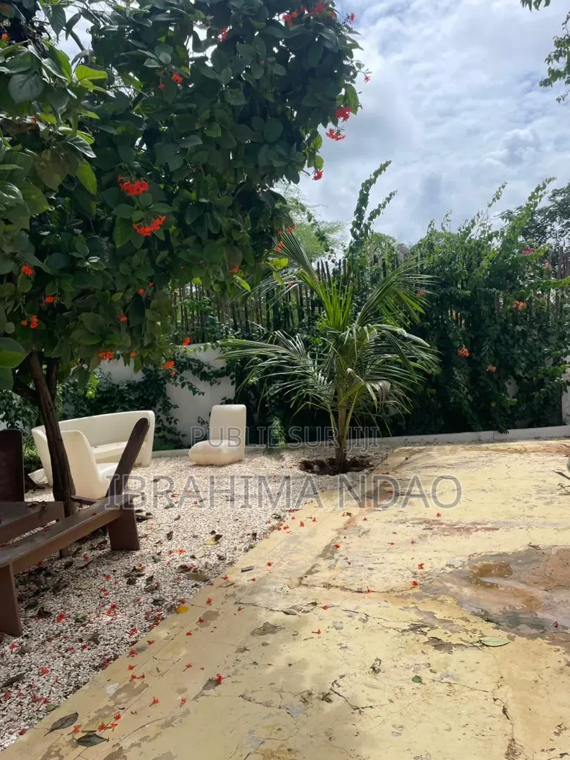 Meublé 3chbre Villa dans Bu Imo, Thiès Nord à Vendre