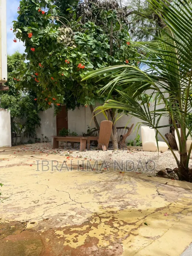 Meublé 3chbre Villa dans Bu Imo, Thiès Nord à Vendre