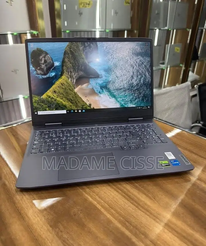 Nouveau Lenovo LOQ 15IRH8 24GB Intel Core i7 SSD 512GB