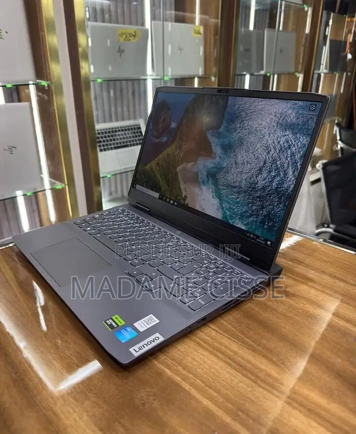 Nouveau Lenovo LOQ 15IRH8 24GB Intel Core i7 SSD 512GB