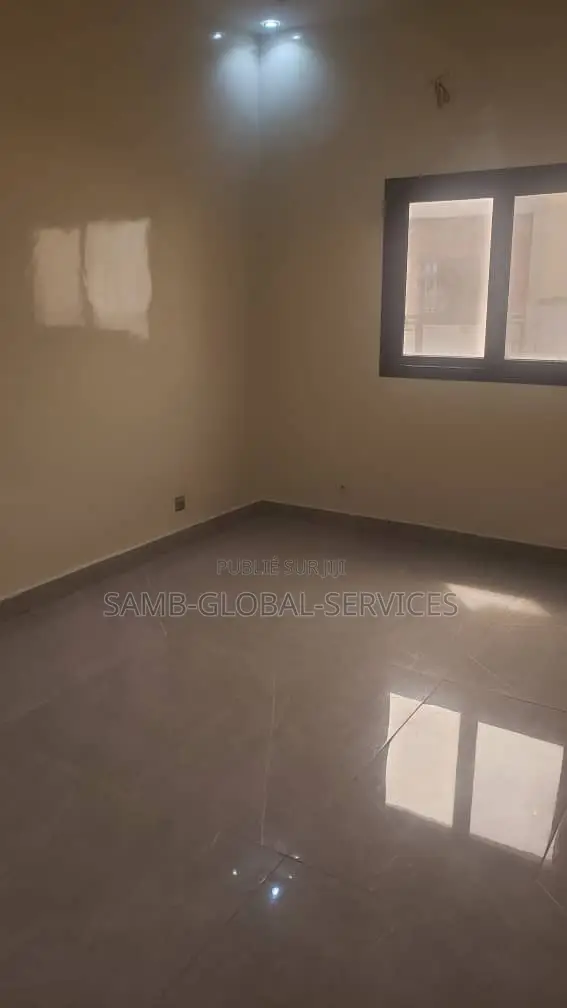 3chbre Appartement dans Yoff à Louer