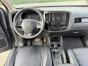 Mitsubishi Outlander 2019 Gris