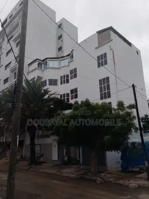 9chbre Villa dans Point E Villa R+4 À, Mermoz Sacré-Cœur à Vendre