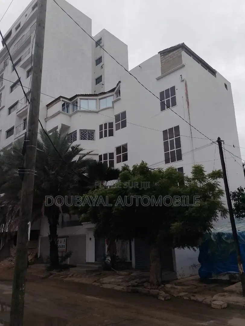 9chbre Villa dans Point E Villa R+4 À, Mermoz Sacré-Cœur à Vendre