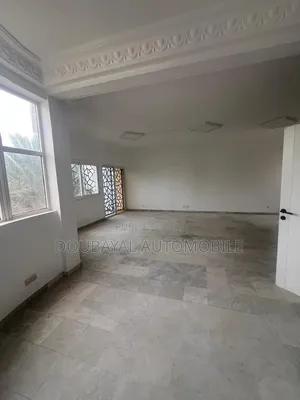 9chbre Villa dans Point E Villa R+4 À, Mermoz Sacré-Cœur à Vendre
