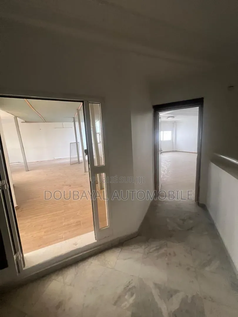 9chbre Villa dans Point E Villa R+4 À, Mermoz Sacré-Cœur à Vendre