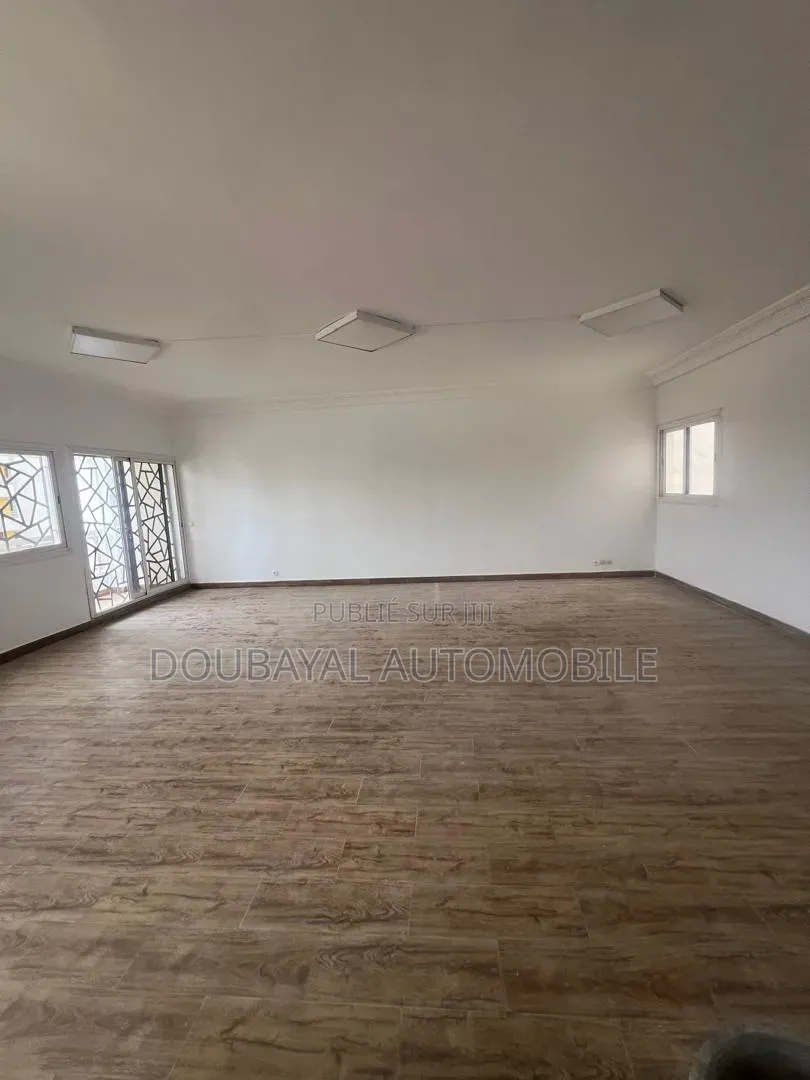 9chbre Villa dans Point E Villa R+4 À, Mermoz Sacré-Cœur à Vendre